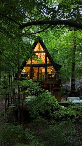 Abbeville Villa | Wilewood A-Frame, Romantic Treehouse Getaway, Hot Tub