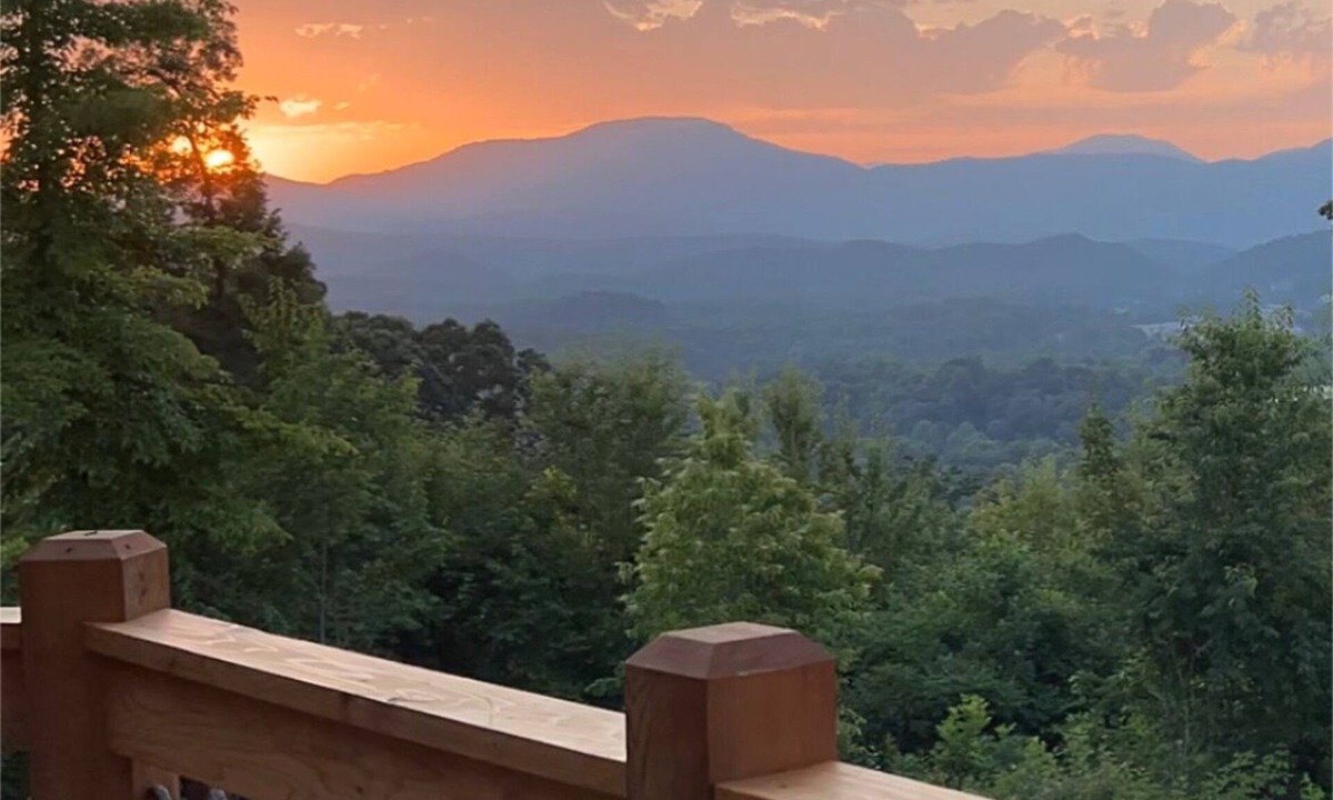 Oak Ridge House | Windrock Cabin On The Hill