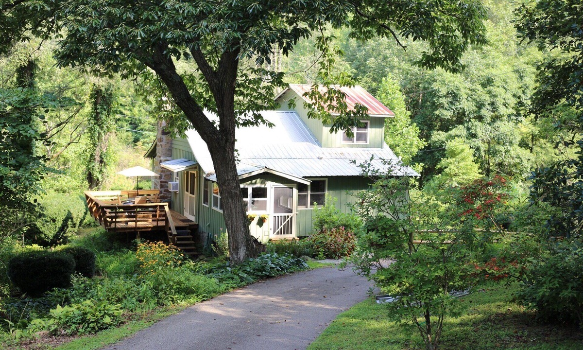 Robbinsville Cabin | Yellow Branch Farm House near Fontana Dam, Appalachian Trail, Level 2 EV Charger