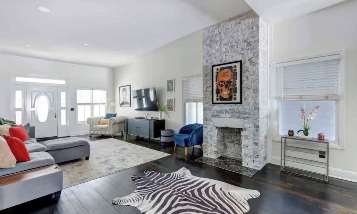 Dixon Park Apartment | Yellow Door Inn, Modern | Dog-Friendly | Mini Golf!