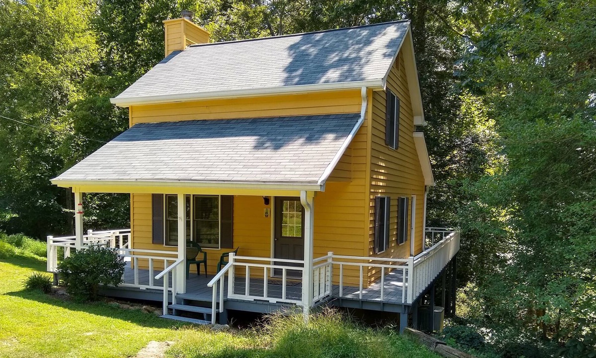 Lavonia House | Yellow House; 2 BR, 1 1/2 baths available for rent