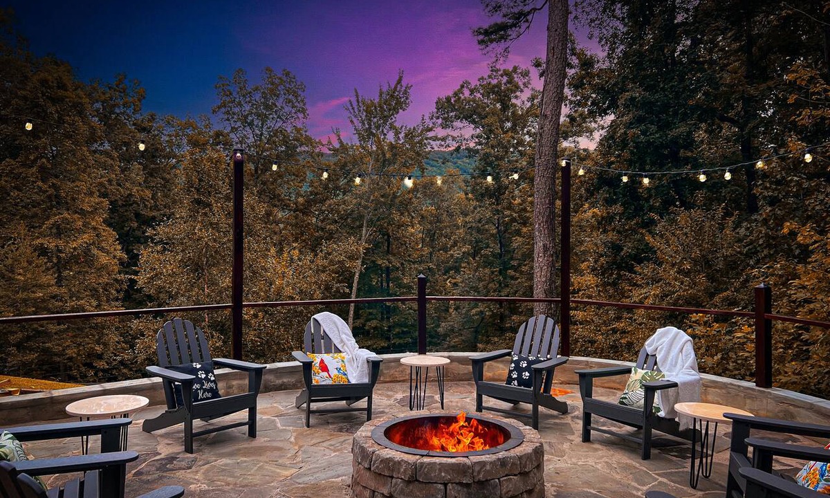 Cosby Cabin | ZEN MountainRetreatVilla Hot Tub FirePit Fenced Yard Dog-Centric EVCharger Games