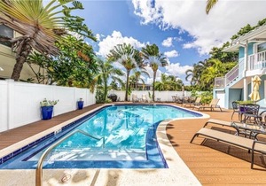 Blue Parrot Inn #8- 1/1 Heated Pool 1 MI to Beach