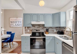 Duckie's Cottage in Historic Savannah | Heated Pool Access