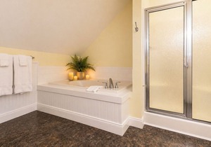 Granville Queen Inn Downtown Edenton Queen Bed Top Floor