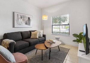 Kasa | Get Some Sun by the Pool with the Family | Fort Lauderdale in Davie