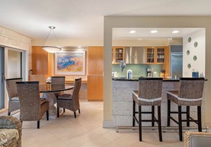 Land`s End Beachfront Elegance: Top Floor Corner