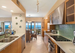 Land`s End Beachfront Elegance: Top Floor Corner