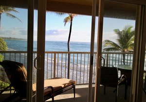 Only thing between you and the ocean is the Beach! Top Floor, unobstructed view in Kapaa