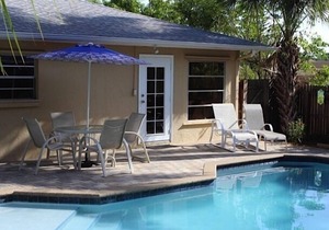 Private Luxury Pool, Morning Coffee On The Front Porch, Easy Walk To The Beach in Naples