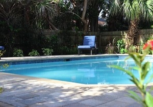 Private Luxury Pool, Morning Coffee On The Front Porch, Easy Walk To The Beach in Naples