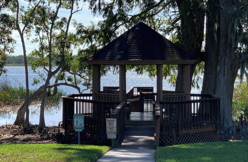 Winter Haven Condo | 1/1 condo located on Lk Lulu. 7 minutes from Legoland. access to hwy 27, 17 & I4