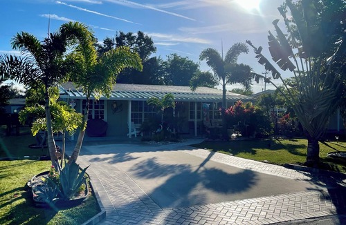 Rock Ridge House | 1.5 mile 2 Beach Our Cottage = Aloe Vero clean, neat and fun 🤩 Great Location!