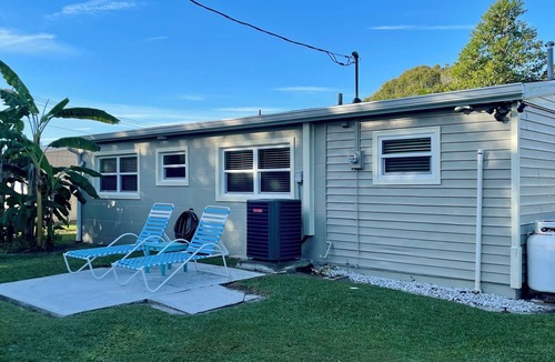 Rock Ridge House | 1.5 mile 2 Beach Our Cottage = Aloe Vero clean, neat and fun 🤩 Great Location!