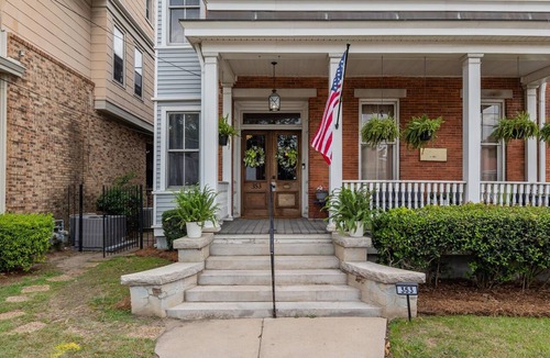 Olde Town Augusta Apartment | 1 bedroom, 1 bathroom suite in Downtown Augusta. The sleeping arrangements for this unit are a full bed and a pull-out couch in the living room.