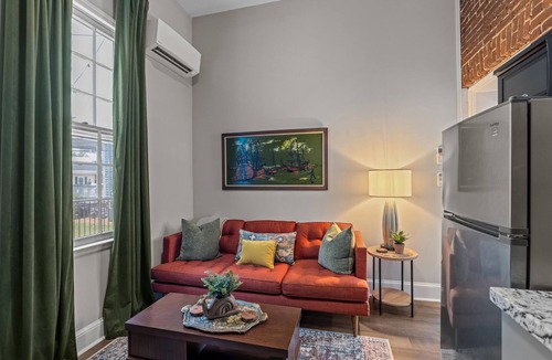 Olde Town Augusta Apartment | 1 bedroom, 1 bathroom suite in Downtown Augusta. The sleeping arrangements for this unit are 2 full beds.