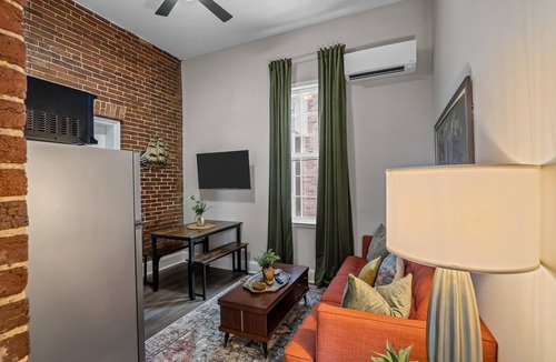 Olde Town Augusta Apartment | 1 bedroom, 1 bathroom suite in Downtown Augusta. The sleeping arrangements for this unit are 2 full beds.
