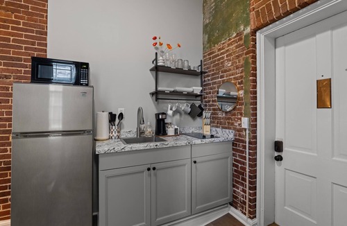 Olde Town Augusta Apartment | 1 bedroom, 1 bathroom suite in Downtown Augusta. The sleeping arrangements for this unit are 2 full beds.