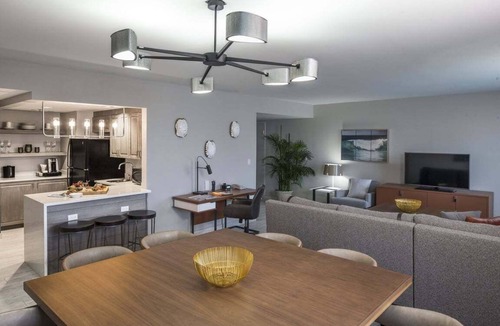 Florida Center Hotel | 1-Bedroom Suite at a 4⭐️ Hotel