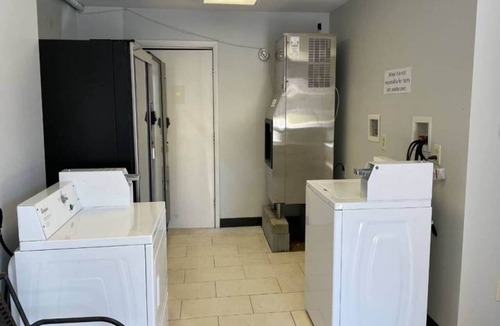 West Columbia Apartment | 1 King Bed|Non-Smoking,Micfridge
