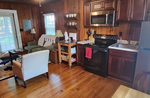 Clinton Cottage | 1- king bedroom guesthouse, pet friendly in charming downtown Clinton