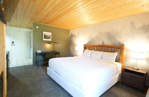 Townsend Hotel | 1 King + Mountain Retreat
