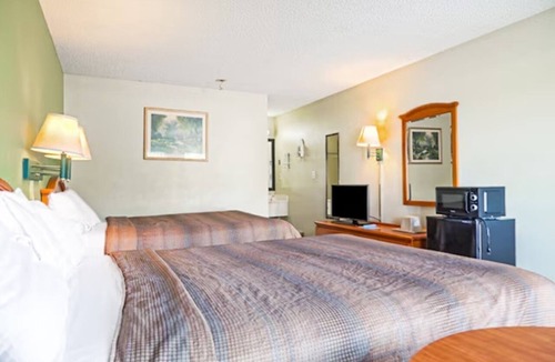 Ashburn Hotel | 1 Mile to Downtown Ashburn | 2 Queen Bed Room near I-75 South Georgia