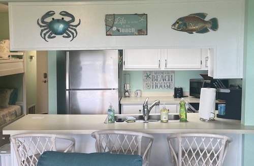 Surf City Condo | #1 Vrbo Rated Surf City Condo! 1 min walk to Beach & Pool! 1 Bedroom + Bunks 😃