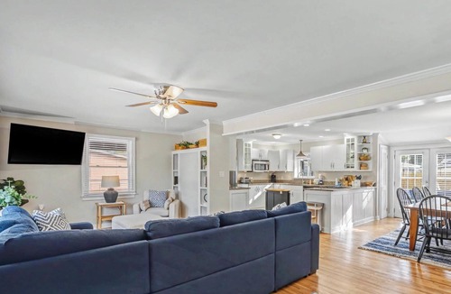 Mossy Oaks House | 10 min to Parris Island - Pet friendly Retreat w/Yard & 1-1 Guest House