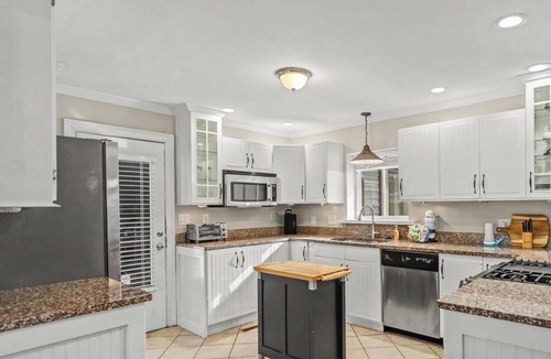 Mossy Oaks House | 10 min to Parris Island - Pet friendly Retreat w/Yard & 1-1 Guest House