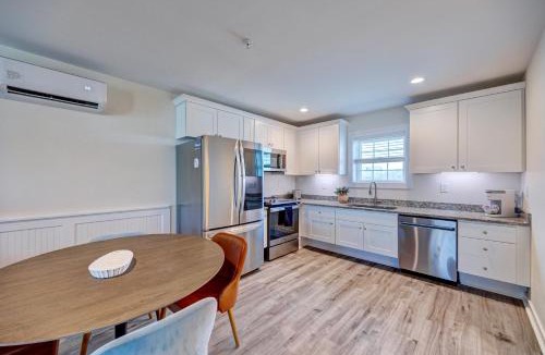 Surf City Hotel | 106 Queen Suite, 1st Floor Low Tide