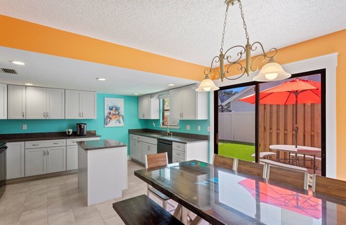Palma Sola House | 10min to the beach, Pickleball, Mini Golf, Disc Golf, Heated Pool, Game Room