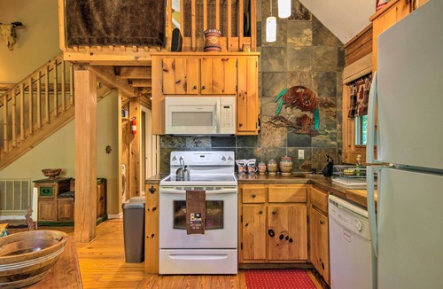 Marble Cabin | 11 Mi to Calaboose Cellars: Marble Cabin w/Deck!