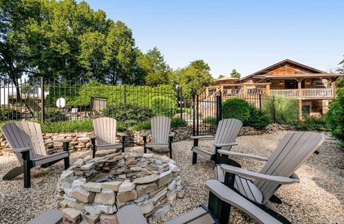 Kodak Cabin | 12-Acre Smoky Cabin Near Pigeon Forge・Pool・Hot Tub