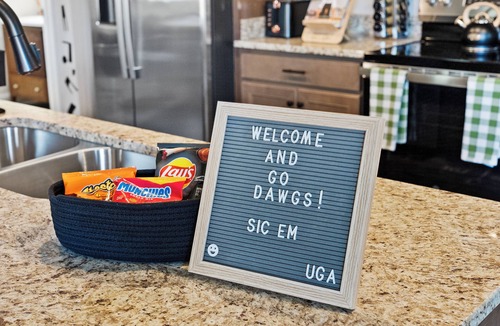 Athens House | 13 mins to Downtwn & Stadium - Game Room - Game Day