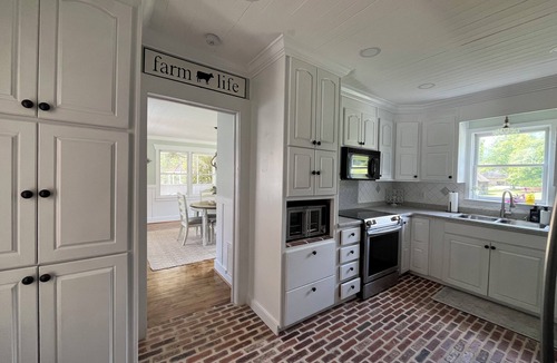 Jefferson House | 14 Miles from Athens- 1890s Private Farmhouse Retreat on 15 Acres w/Barn & Pond