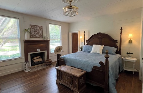 Jefferson House | 14 Miles from Athens- 1890s Private Farmhouse Retreat on 15 Acres w/Barn & Pond