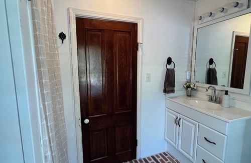 Jefferson House | 14 Miles from Athens- 1890s Private Farmhouse Retreat on 15 Acres w/Barn & Pond