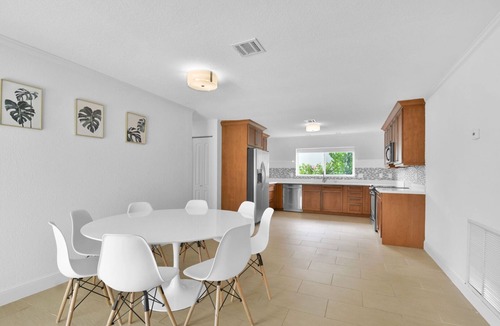 Tropic Palms House | 1502 Managed By Brampton Park