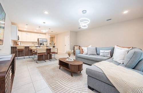 Eagle Pointe South House | 17 mins to Disney Universal Cozy Retreat Lake View gated