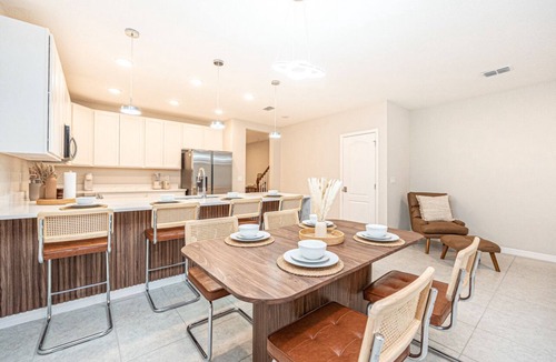 Eagle Pointe South House | 17 mins to Disney Universal Cozy Retreat Lake View gated