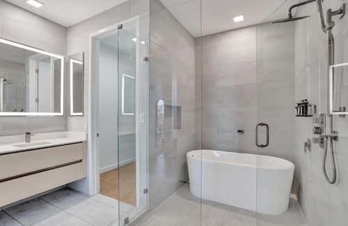West Avenue House | 17WEST Spacious 3BR Apartment with Balcony