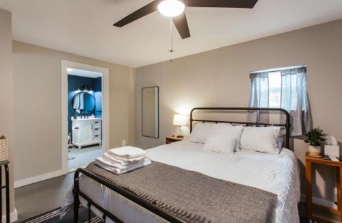 Athens House | 1Br 1bath - Greenway Garage w Firepit