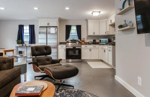 Athens House | 1Br 1bath - Greenway Garage w Firepit