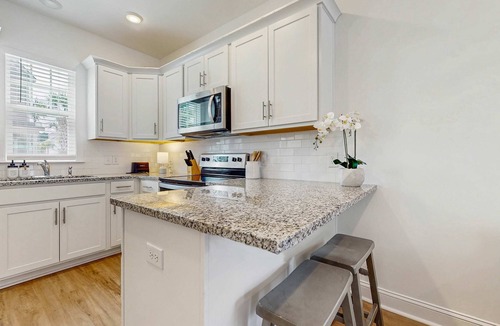 Goose Creek House | 1BR loft in Pet Friendly Resort w/pool, hot tub & parks