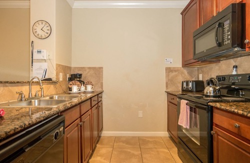 Highlands Reserve Condo | 1st floor clean comfortable condo minutes to Disney World, resort pool