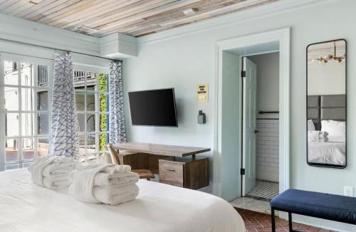 Historic District - North House | 1st floor King Suite Downtown Boutique Hotel