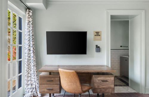 Historic District - North House | 1st floor King Suite Downtown Boutique Hotel