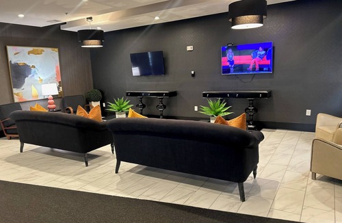 North Decatur Apartment | 2/2 downtown Decatur/Emory University and Emory hospital walking distance