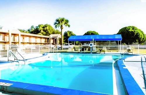 Silver Springs Hotel | 2 Accommodations near Appleton Museum of Art with Outdoor Swimming Pool